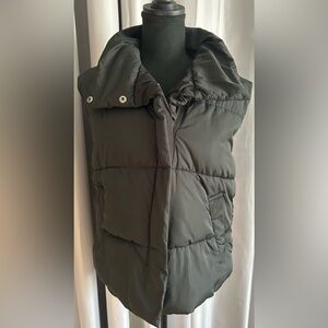 BDG oversized puffer vest. Black. Size XS